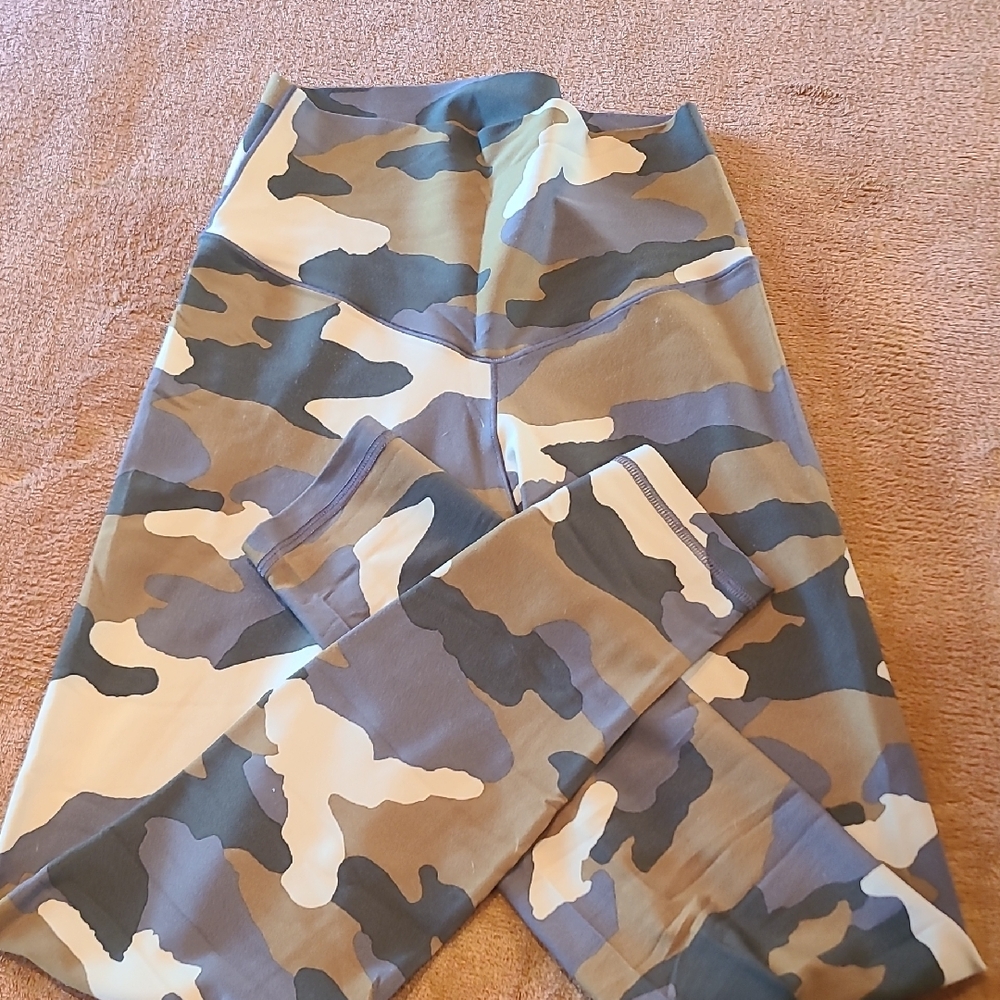 Women's Camouflage Leggings - Picture 5 of 6
